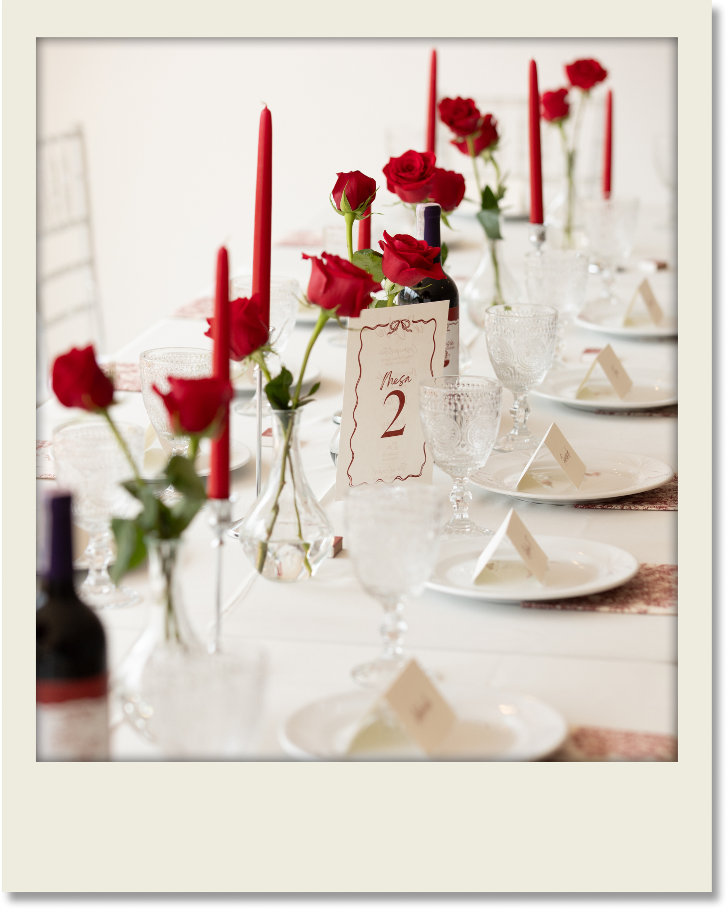Mesa numerada con candelabros